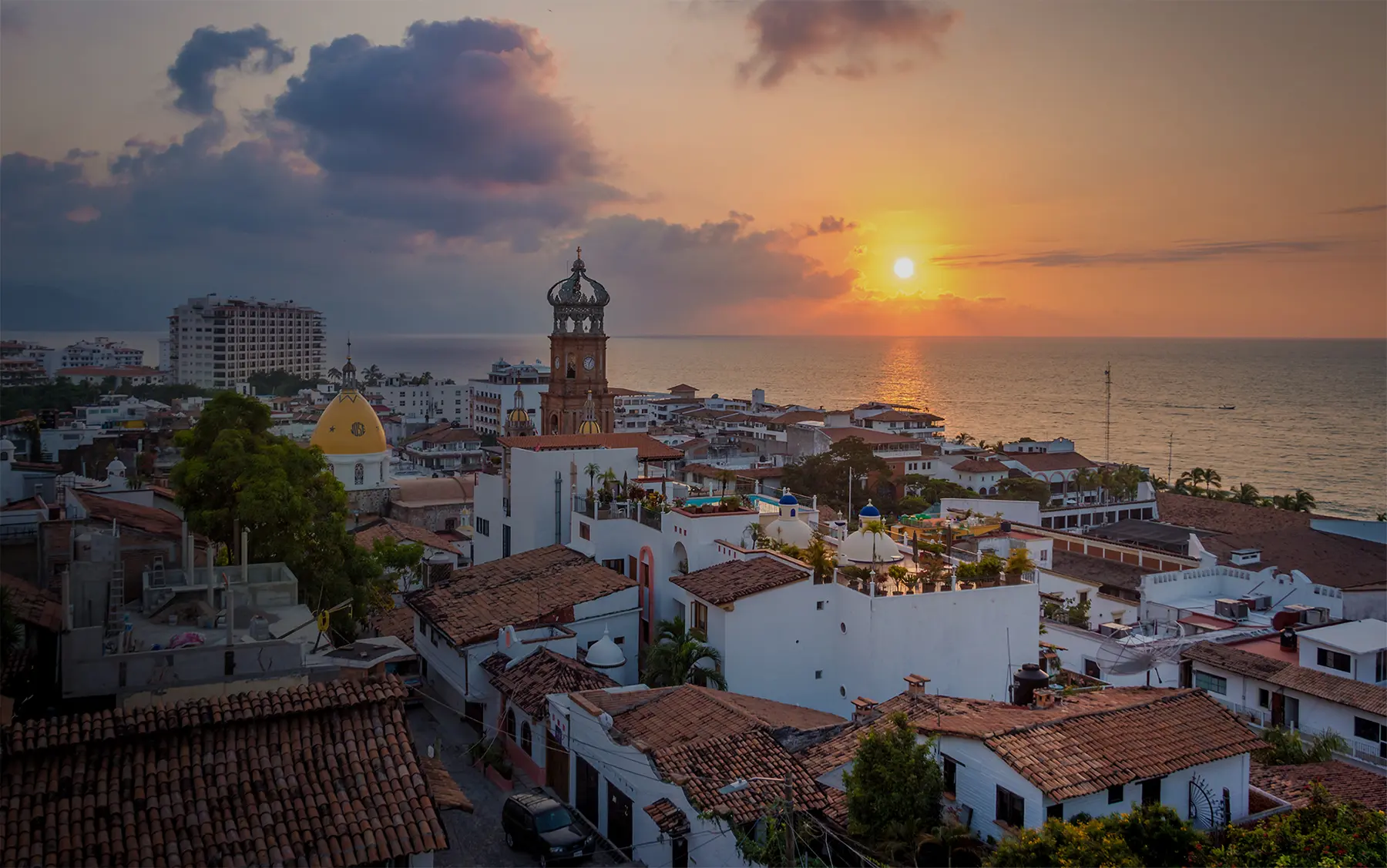 Atardecer sobre el centro de Puerto Vallarta